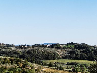Tepeler, tarlalar ve çayırlar - tipik Toskana manzarası, İtalya. Seyahat, doğa ve tarım kavramı. Güneşli bir sonbahar günü, İtalya 'da tatiller. Boşluğu kopyala.