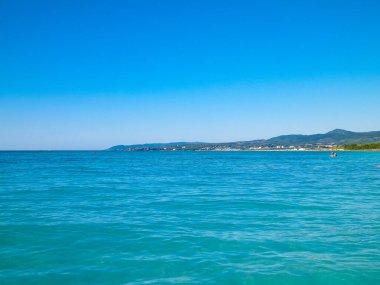 Sahil ve şeffaf, Tiren Denizi 'nin turkuaz suyu. Seyahat ve doğa kavramı. Güneşli bir yaz günü. Boşluğu kopyala.