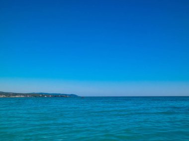 Sahil ve şeffaf, Tiren Denizi 'nin turkuaz suyu. Seyahat ve doğa kavramı. Güneşli bir yaz günü. Boşluğu kopyala.