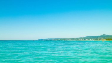 Tiren Denizi 'nin turkuaz suyu. Seyahat ve doğa kavramı. Güneşli bir yaz günü. Boşluğu kopyala.