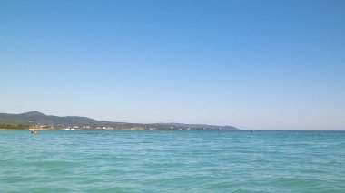 Tiren Denizi 'nin turkuaz suyu. Seyahat ve doğa kavramı. Güneşli bir yaz günü. Boşluğu kopyala.