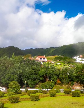 Sao Miguel Adası 'ndaki mobilyalar kaplıca ve popüler turistik eğlence şehridir. Azores takımadaları.