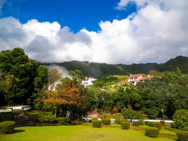 Sao Miguel Adası 'ndaki mobilyalar kaplıca ve popüler turistik eğlence şehridir. Azores takımadaları.