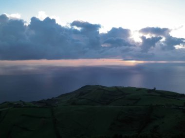 Sao Miguel adasında çarpıcı bir gün batımı. Sao Miguel, Azores Takımadaları 'nın en büyük adasıdır..