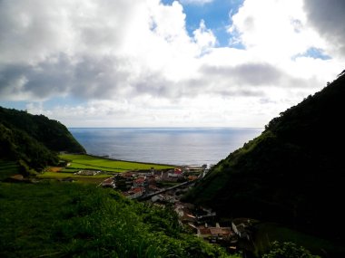 Sao Miguel Adası 'ndaki Faial da Terra' da Atlantik Okyanusu kıyısında. Azores takımadalarının keşfi.