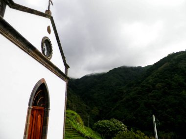 Sao Miguel Adası 'ndaki tropikal ormanda küçük bir kilise.