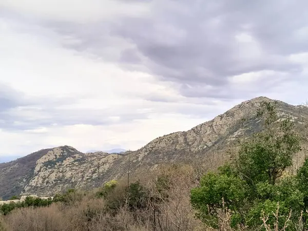 Skadar Gölü yakınlarındaki Rumija Dağları. Karadağ turizm sezonu dışında.