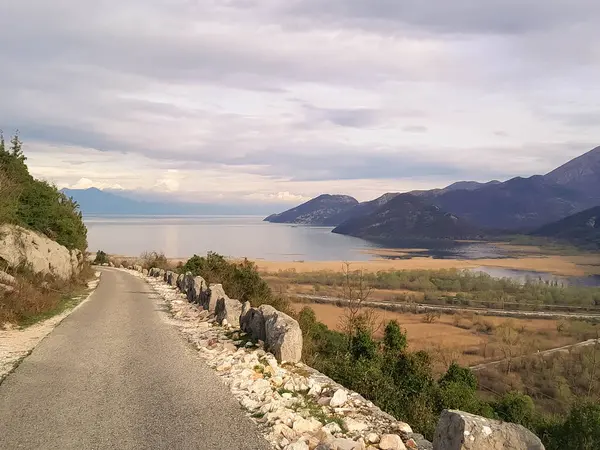 Rumija Dağları ve Skadar Gölü. Karadağ turizm sezonu dışında.