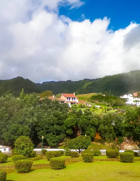 Sao Miguel Adası 'ndaki mobilyalar kaplıca ve popüler turistik eğlence şehridir. Azores takımadaları.