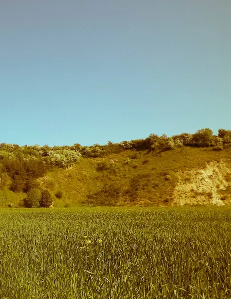 Maden bölgesindeki çakıl ocağı. Kuzey Polonya. Gökyüzündeki boşluğu kopyala. Doğal çevre keşfi konsepti. Sanatsal soyut filtre tonu.