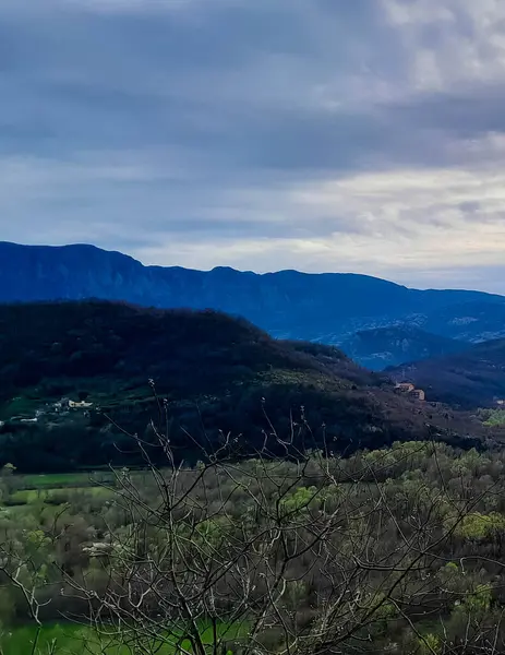Skadar Gölü yakınlarındaki Rumija Dağları. Karadağ turizm sezonu dışında.