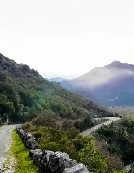 Skadar Gölü yakınlarındaki Rumija Dağları 'ndan geçen yol. Karadağ turizm sezonu dışında.