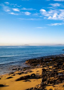 Playa Blanca plajından okyanus manzarası, Lanzarote Adası, Kanarya takımadaları. Doğanın güzelliği.