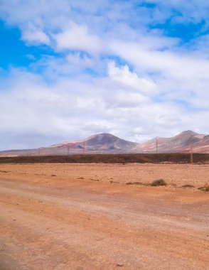 Lanzarote Adası 'ndaki çölün üzerinde. Mars manzara gibi..