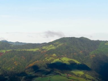 Sao Miguel adasının dağ manzarası. Azores takımadaları. Doğanın güzelliği.
