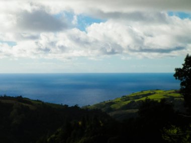 Tipik Azores manzarası. Arka planda doğal yeşil arazi tepeleri ve deniz. Doğanın güzelliği konsepti.