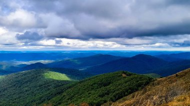 Dağın tepesinden Bieszczady 'nin güzel manzarası. Dağ turizmi.