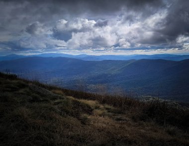 Bieszczady 'de fırtına geliyor. Karpatlar. Doğanın güzelliği.