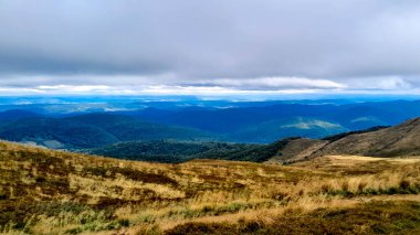 Dağın tepesinden Bieszczady 'nin güzel manzarası. Dağ turizmi.