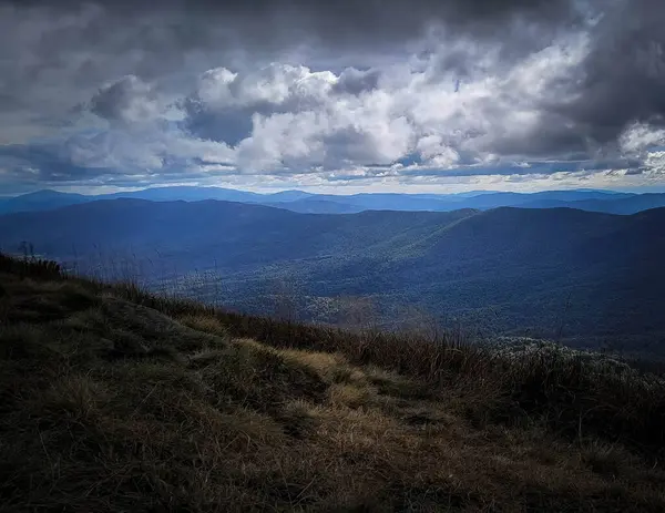 Bieszczady 'de fırtına geliyor. Karpatlar. Doğanın güzelliği.