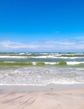 Baltık Denizi. Boşluğu mavi gökyüzünde kopyala.