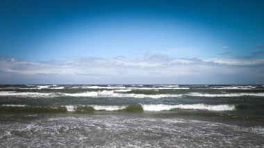 Baltık Denizi. Boşluğu mavi gökyüzünde kopyala.