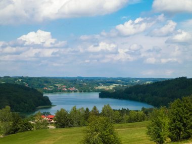 Ostrzyckie Gölü ve Wiezyca Bölgesi, Pomerania, Kashubia, Polonya 'nın güzel manzarası.