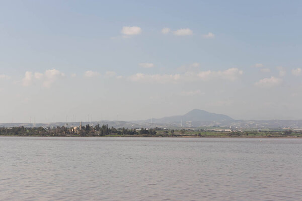 Ларнака-об-Кипр. Соленое озеро недалеко от города Ларнака. Природная среда обитания птиц фламинго.