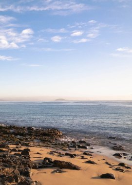 Playa Blanca plajından okyanus manzarası, Lanzarote Adası, Kanarya takımadaları. Doğanın güzelliği.
