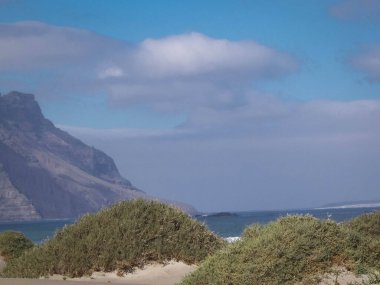 Lanzarote Adası 'ndaki Sandy Beach Caleta de Famara. Kanaryalar. Sörfçüler arasında ikonik bir yer.