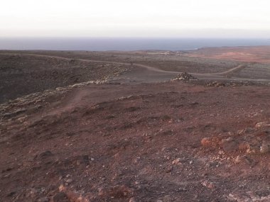 Montaa Roja Lanzarote adası Kanarya Takımadası 'nın tepesinde volkan krateri.