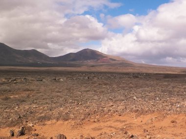 Lanzarote Adası 'ndaki çölün üzerinde. Mars manzara gibi..
