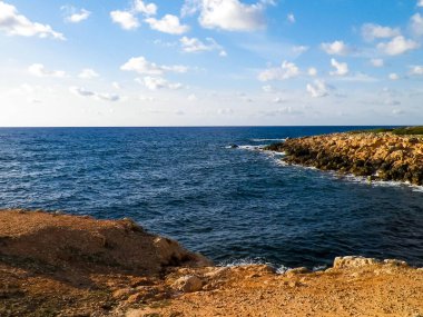 Kıbrıs Rum Kesimi 'nin Coral Bay yakınlarındaki kıyı bölgesinde. Saf doğa..