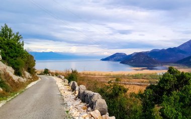 Karadağ 'daki Lovcen dağları ve Skadar Gölü. Doğanın güzelliği. Sonbahar mevsimi.
