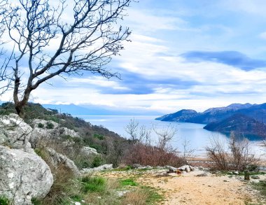 Karadağ 'daki Lovcen dağları ve Skadar Gölü. Doğanın güzelliği. Sonbahar mevsimi.