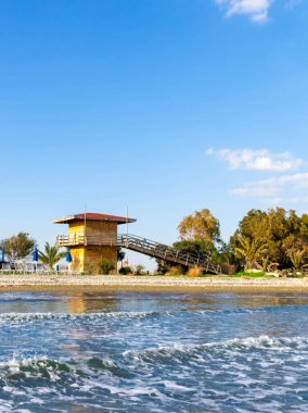Kıbrıs 'ta Perivolia yakınlarında bir plajda turistik bölge. Sahildeki cankurtaran kulesi.