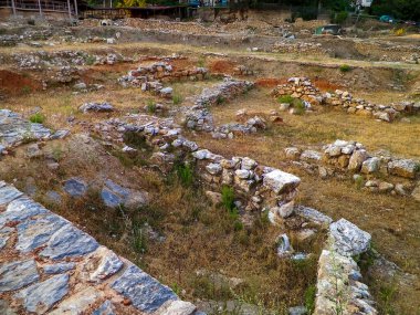 Makedonya 'nın Plaoshnik manastırı bölgesindeki harabeler. Mimarlık ve keşif konsepti.