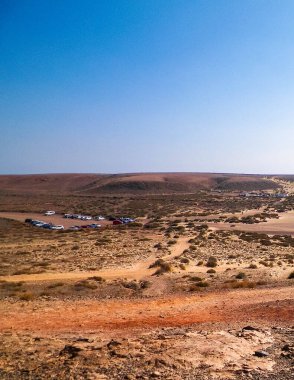 Güneşli bir günde Lanzarote Adası 'nda çöl. Boşluğu mavi gökyüzünde kopyala.