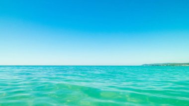 Yaz günü, mavi, mavi gökyüzü arka planında Tyrhenian deniz suyu. Tatiller ve doğa konsepti. Boşluğu kopyala.