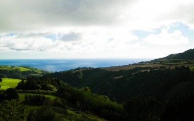 Tipik Azores manzarası. Arka planda doğal yeşil arazi tepeleri ve deniz. Doğanın güzelliği konsepti.