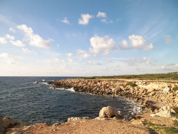 Kıbrıs Rum Kesimi 'nin Coral Bay yakınlarındaki kıyı bölgesinde. Saf doğa..