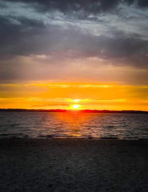 Baltık Denizi üzerinde güzel bir gün doğumu. Polonya Gdansk Körfezi. Doğanın güzelliği konsepti.