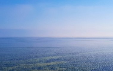 Baltık Denizi 'nin deniz manzarası göz kamaştırıcı. Uzayı ufuk üzerine kopyala.