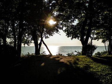 Yaz doğası - Polonya 'nın Gdynia kentindeki Baltc Denizi üzerinde gün batımının güzel manzarası. Doğa ve seyahat kavramı.