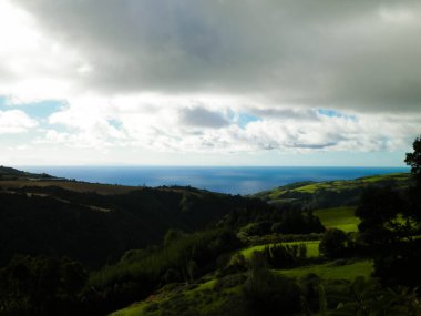 Tipik Azores manzarası. Arka planda doğal yeşil arazi tepeleri ve deniz. Doğanın güzelliği konsepti.