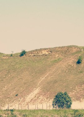 Maden bölgesindeki çakıl ocağı. Kuzey Polonya. Gökyüzündeki boşluğu kopyala. Doğal çevre keşfi konsepti. Sanatsal soyut filtre tonu.