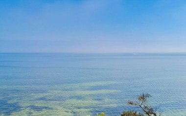 Baltık Denizi 'nin deniz manzarası göz kamaştırıcı. Uzayı ufuk üzerine kopyala.