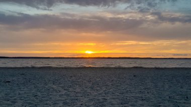 Baltık Denizi üzerinde güzel bir gün doğumu. Polonya Gdansk Körfezi. Doğanın güzelliği konsepti.