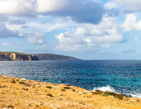 Çöl, Malta 'nın kıyı bölgesi. Marfa Yarımadası. Akdeniz.