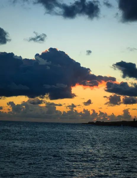 Akdeniz üzerinde güzel gün doğumu veya gün batımı gökyüzü.